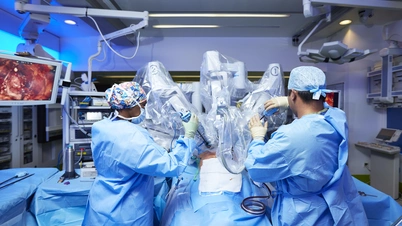 Team at TLC in theatres using the da vinci machine