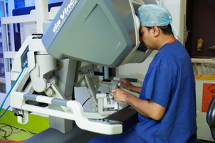 Surgeon uses surgical robot