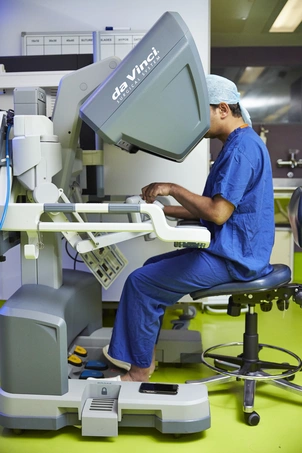 An image of Professor Dasgupta side-on with a view of the Da Vinci machine, used in prostate cancer treatments.