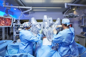 Team at TLC in theatres using the da vinci machine