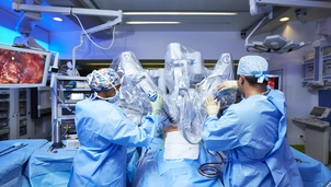 Team at TLC in theatres using the da vinci machine