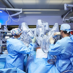 Team at TLC in theatres using the da vinci machine
