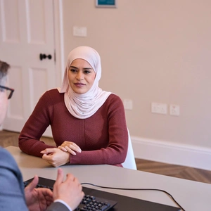 A photo with the focus on a patient (model), with a consultant